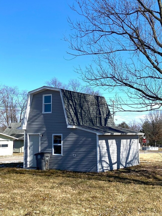 801 Indiana St, Bicknell, IN 47512 - photo 2