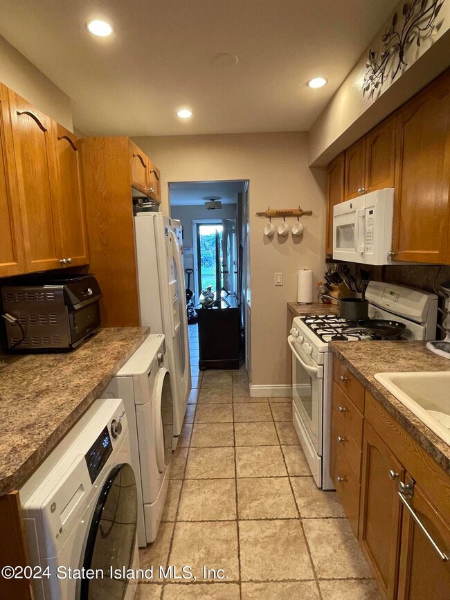 77 Cypress Loop unit 238, Staten Island, NY 10309 - photo 5