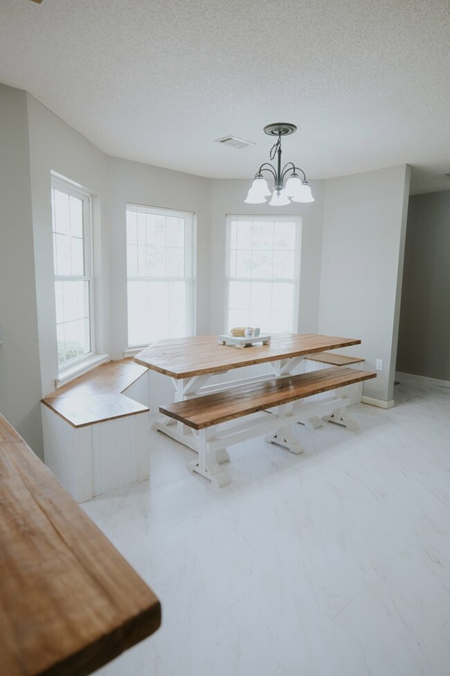Bay Window / Dining