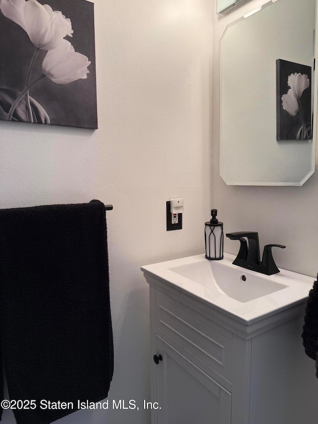 20 Country Ln, Staten Island, NY 10312 - photo 2