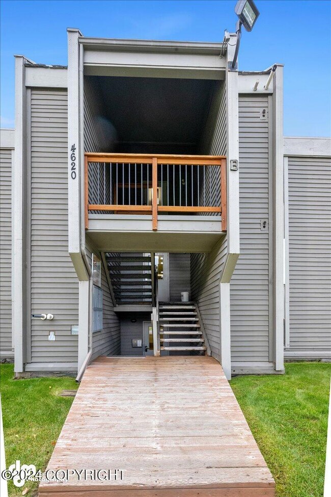 02-Front Exterior-Green space_SLS_-8227