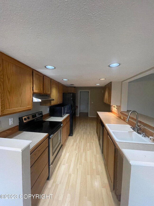 4923 Rollins Dr, Anchorage, AK 99508 - photo 6