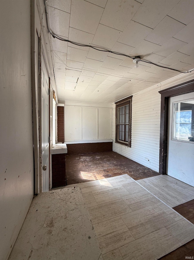 1010 W Wolf Ave, Elkhart, IN 46516 - photo 2