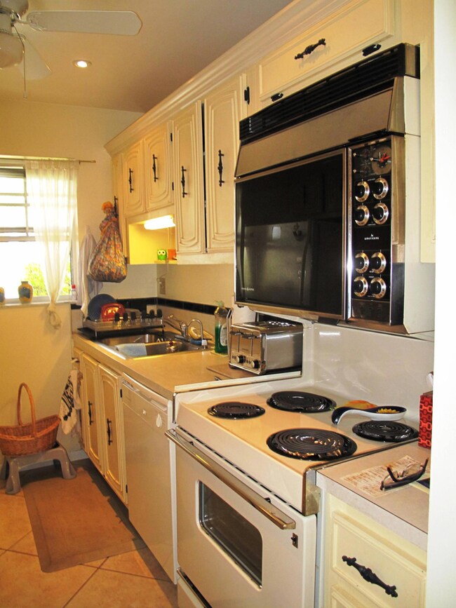 Galley Kitchen (4)