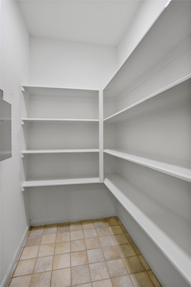 3800 Tanglewilde St unit 607, Houston, TX 77063 - photo 2