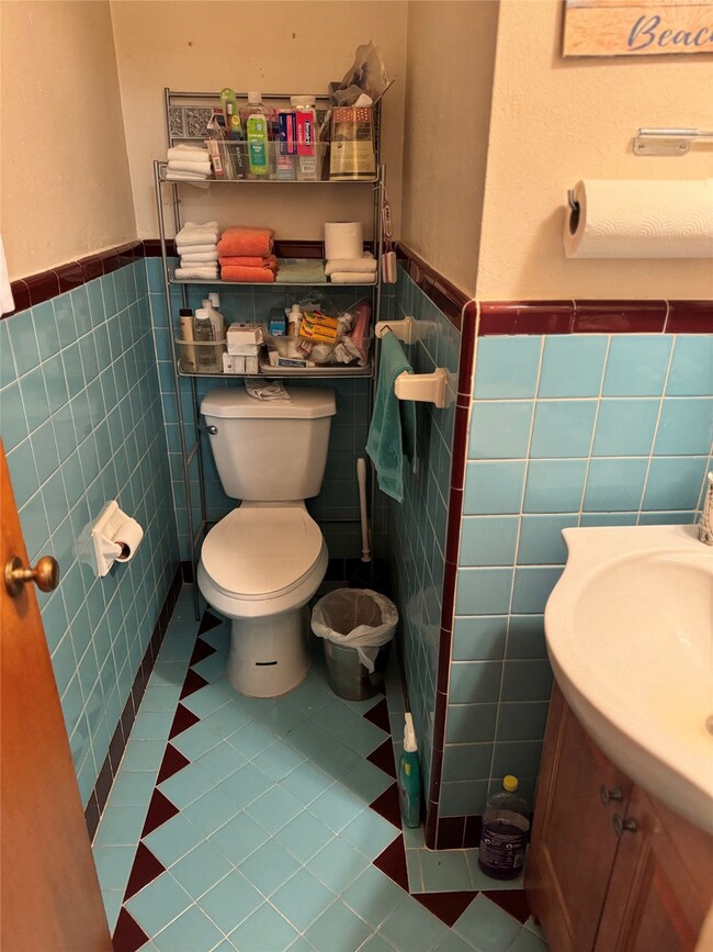 627 Bizerte St, Houston, TX 77022 - photo 6