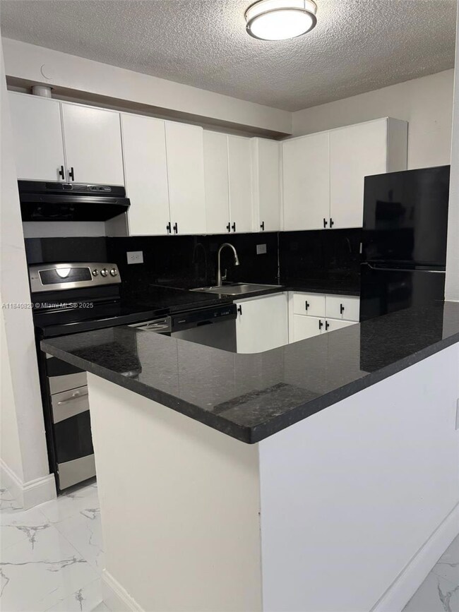 7010 NW 179th St unit 105, Hialeah, FL 33015 - photo 2