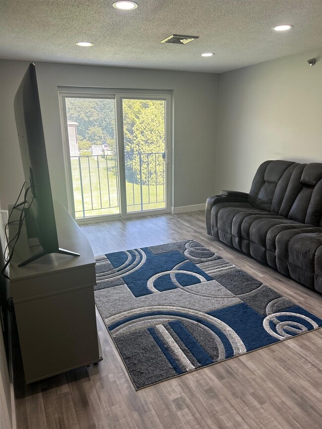 435 Abbott Farm Ln, Hudson, NH 03051 - photo 4