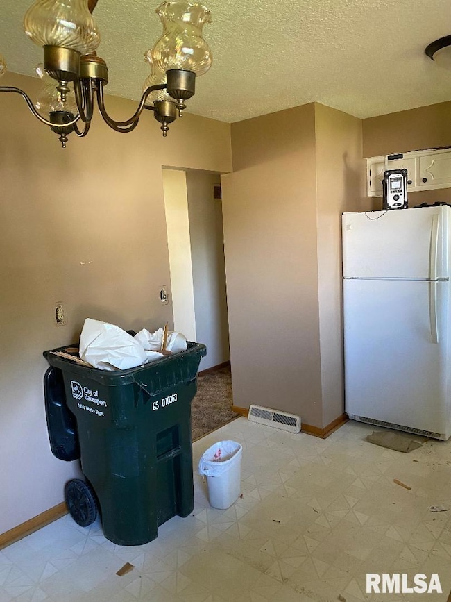 5012 Candlelight Dr, Davenport, IA 52806 - photo 3