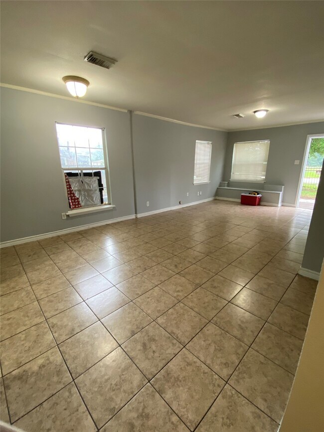 744 W Rittenhouse Rd, Houston, TX 77091 - photo 3