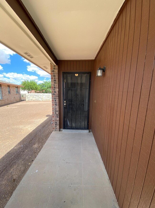 3540AEastGlen-FrontFoyer(1)-7-28-20