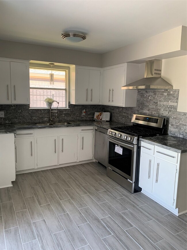 11818 Plum Meadow Ln, Houston, TX 77039 - photo 6