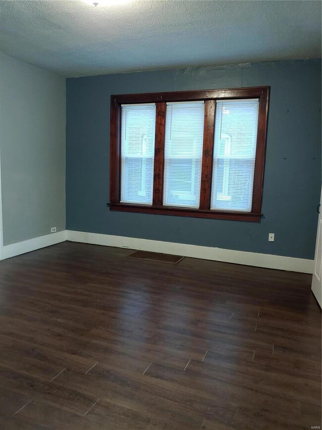 MAIN FLOOR LIVING ROOM