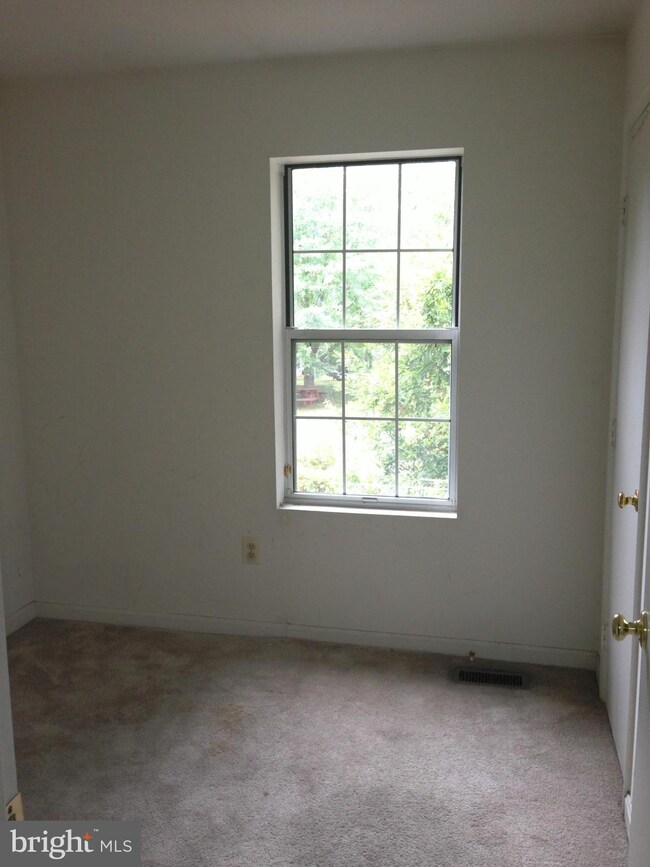 909 Hilldropt Ct, Capitol Heights, MD 20743 - photo 7