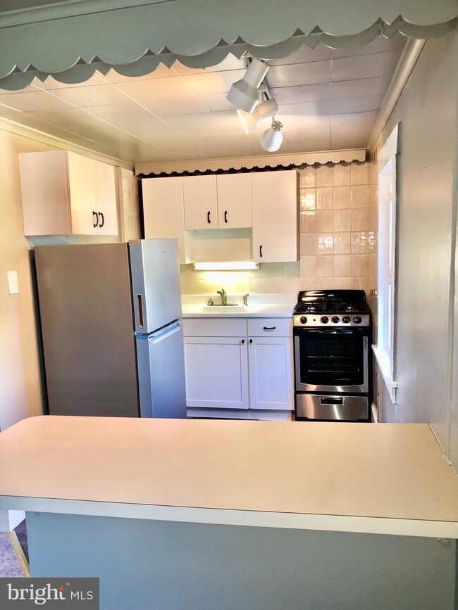 4001 Center Ave unit SECOND FLOOR, Lafayette Hill, PA 19444 - photo 4