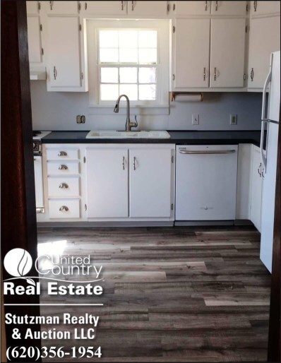 146 S Jefferson St, Hugoton, KS 67951 - photo 4