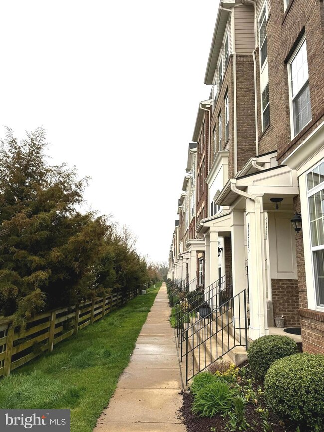 43505 Town Gate Square, Chantilly, VA 20152 - photo 6