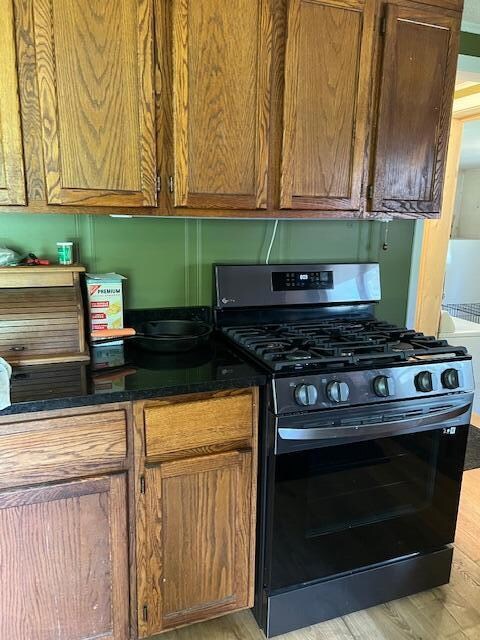 W15598 hiawatha trl, kitchen gas stove,