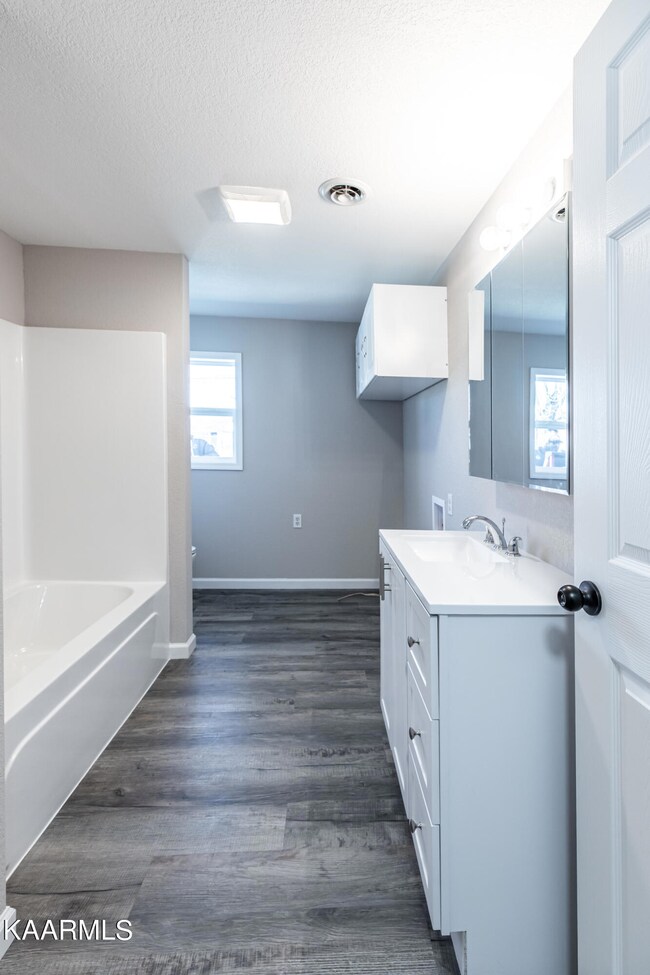 490 College Hill Rd-17