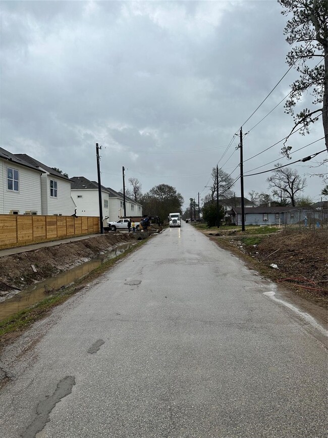 2305 Mansfield St, Houston, TX 77091 - photo 5