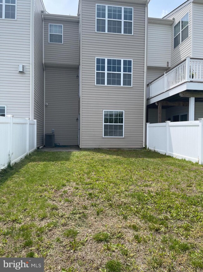 8457 Stansbury Lake Dr, Baltimore, MD 21222 - photo 5