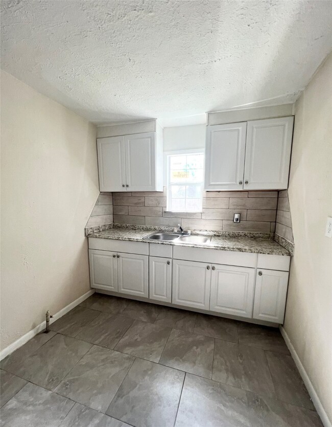 7209 Weyburn St, Houston, TX 77028 - photo 5