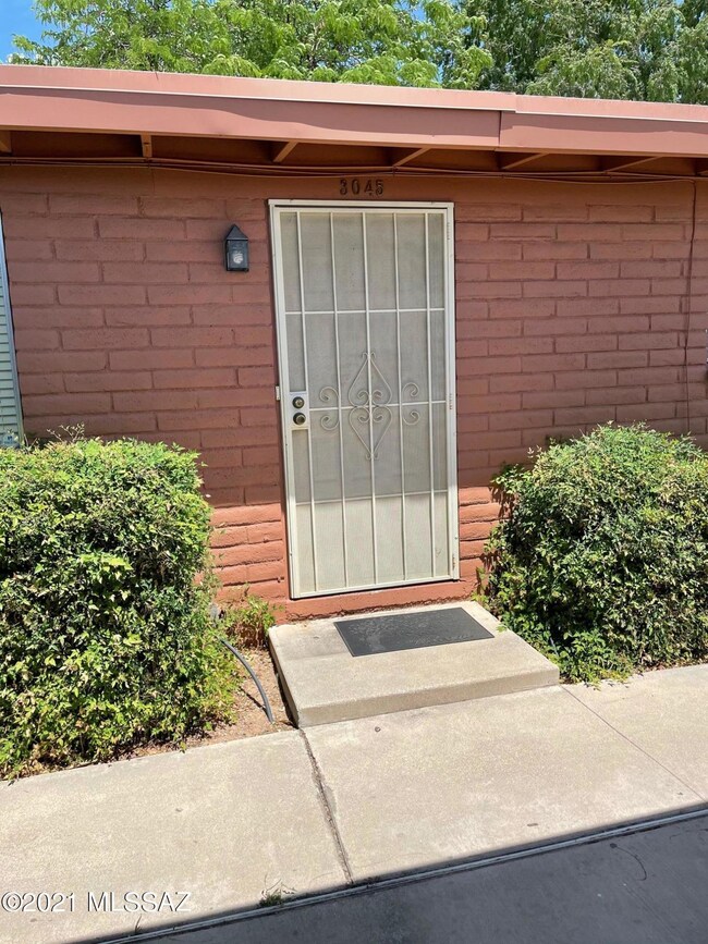 3045 E Blacklidge Dr unit 5, Tucson, AZ 85716 - photo 2