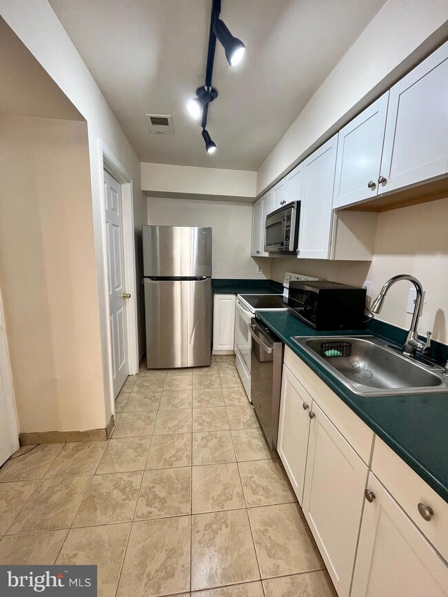 9683 Hagel Cir unit B, Lorton, VA 22079 - photo 4