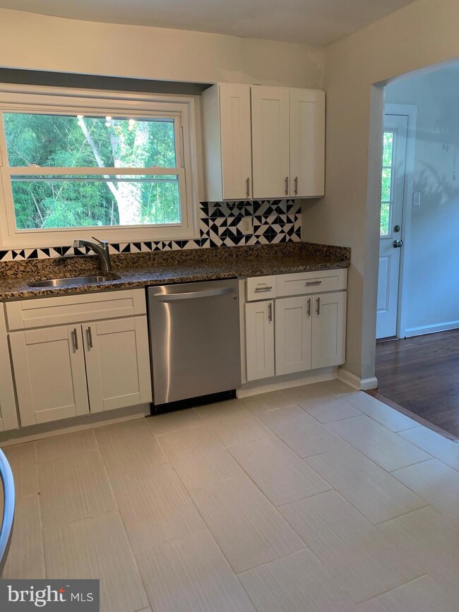 6020 Mustang Dr, Riverdale, MD 20737 - photo 7