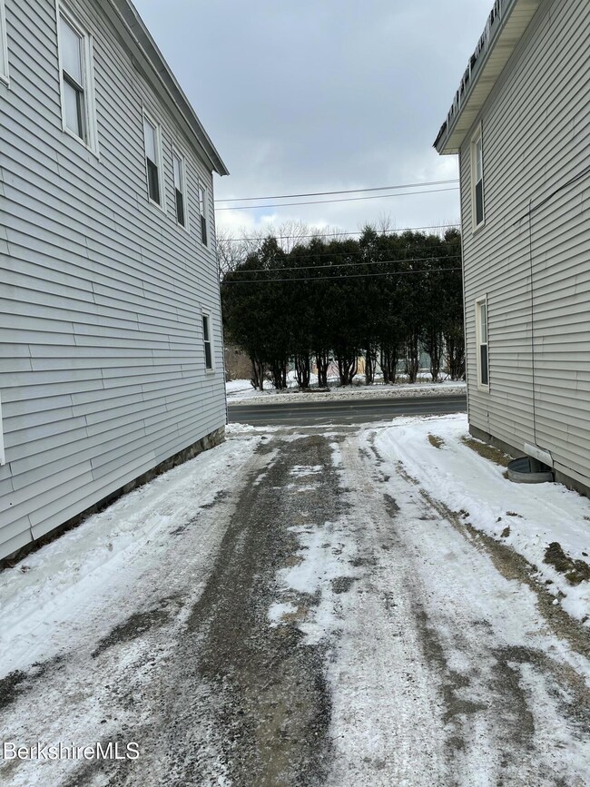 driveway on side of house