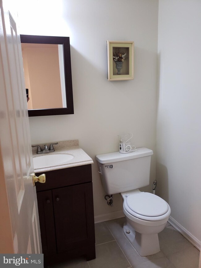 8962 Astongale Ct, Springfield, VA 22152 - photo 4