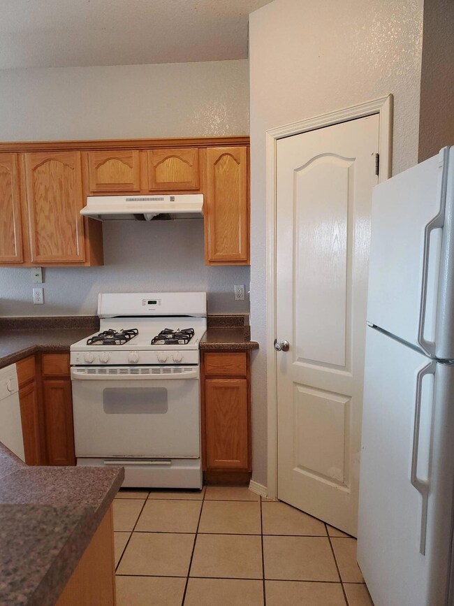 5917 Cielo Del Rey Place unit B, El Paso, TX 79924 - photo 2