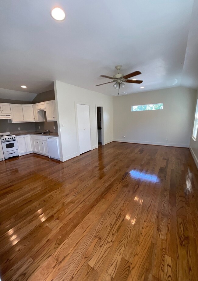 606 Aurora St unit Gar Apt, Houston, TX 77008 - photo 4