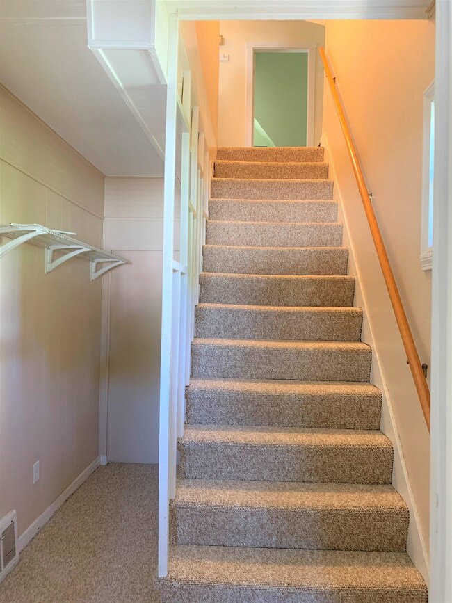 121 Rosedale Ave unit 2nd floor, Manchester, NH 03103 - photo 4