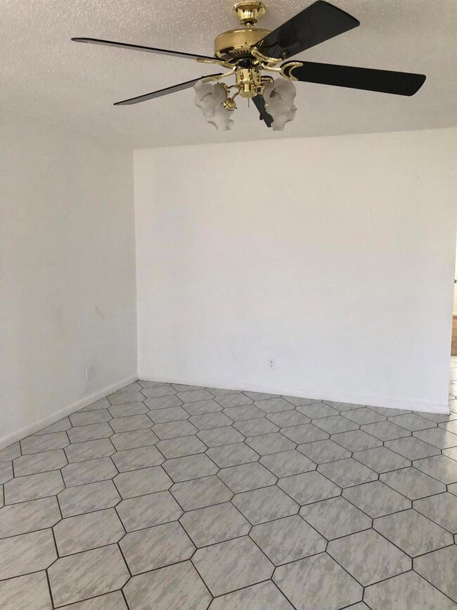 227 Norwich J unit J, West Palm Beach, FL 33417 - photo 2