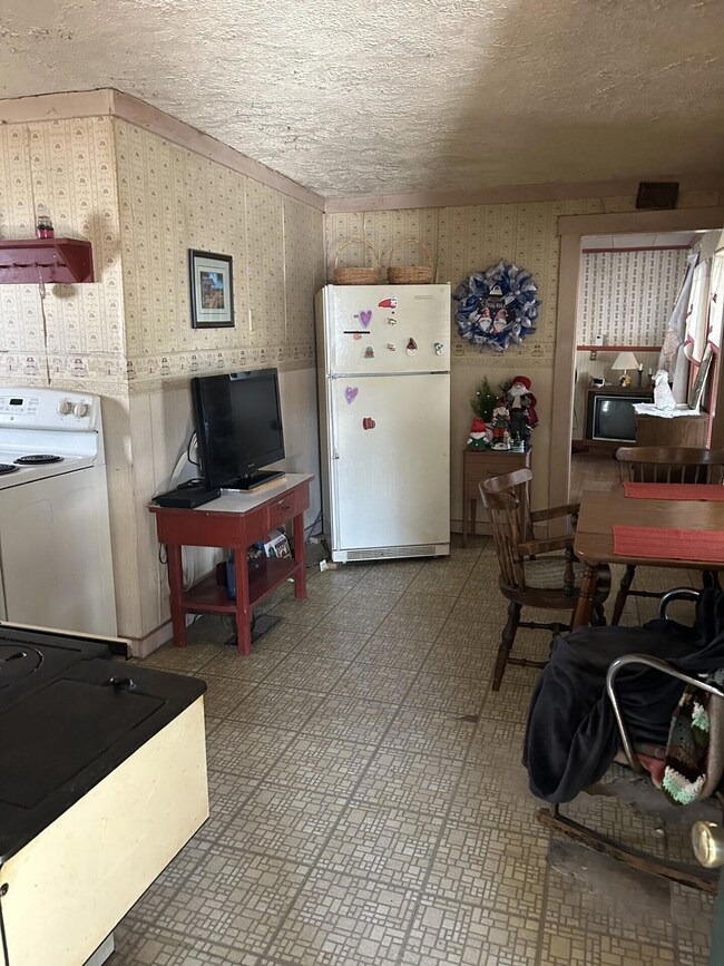 0391 kitchen to living room