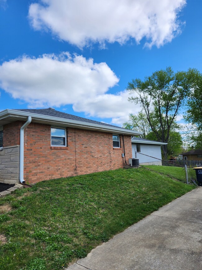 429 Cherry St, Beech Grove, IN 46107 - photo 4