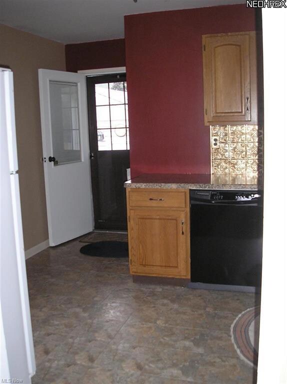 Kitchen newer dishwasher door to back deck