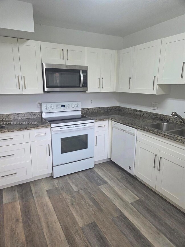 307 Lakeview Dr unit 202, Weston, FL 33326 - photo 2