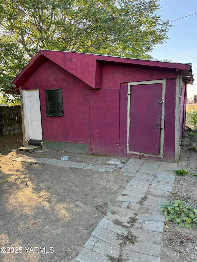 213 W C St, Wapato, WA 98951 - photo 3