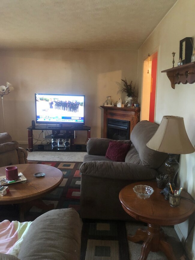 111 N Edgewood Dr, Hopkinsville, KY 42240 - photo 3