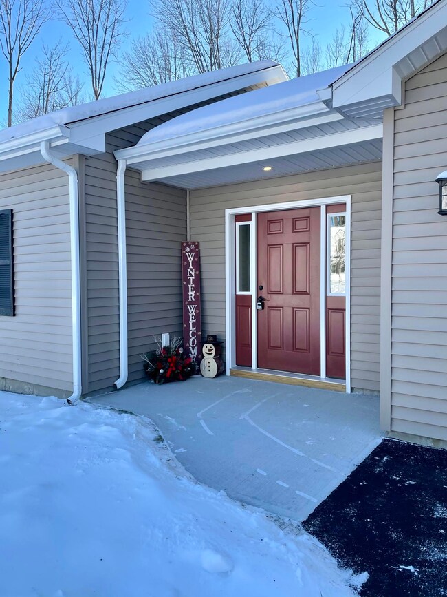 Spacious entry into mudroom