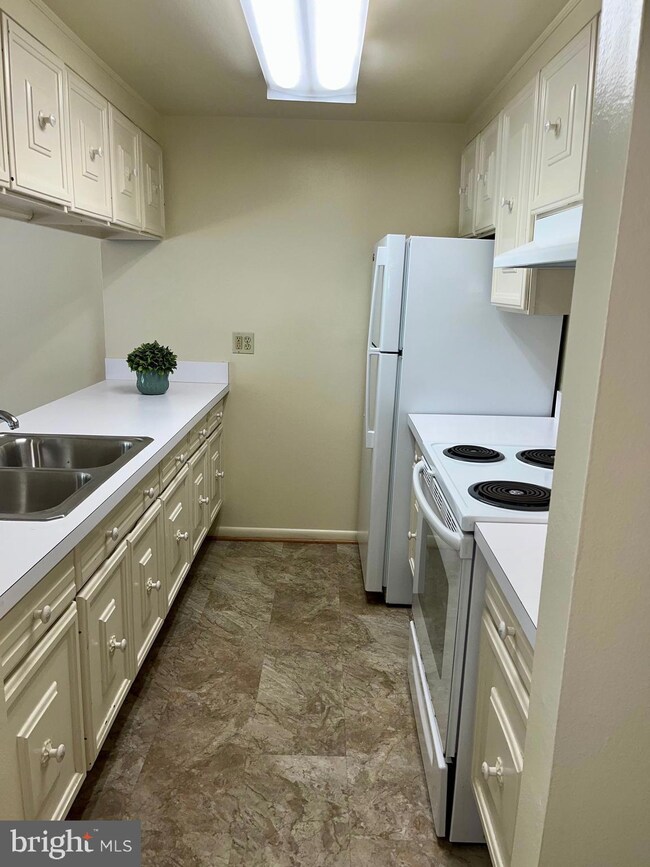 3406 Chiswick Ct unit 471D, Silver Spring, MD 20906 - photo 6