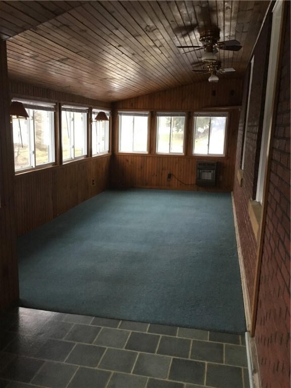 Large enclosed Sun porch with operating windows an