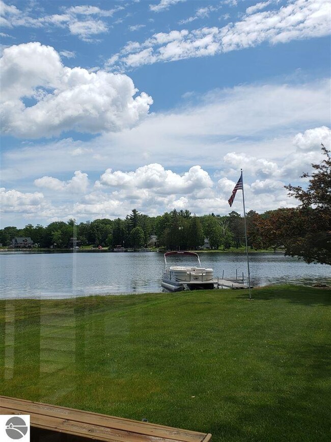 84831/2 Lakeview Dr, Hale, MI 48739 - photo 3