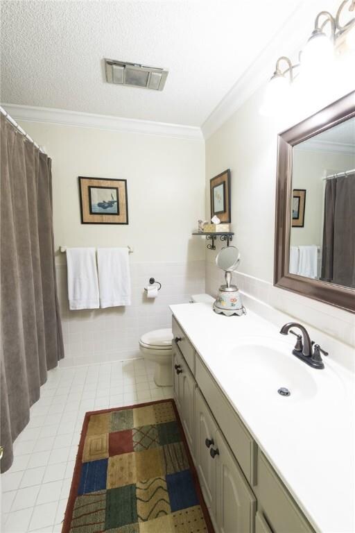 Cute guest bathroom