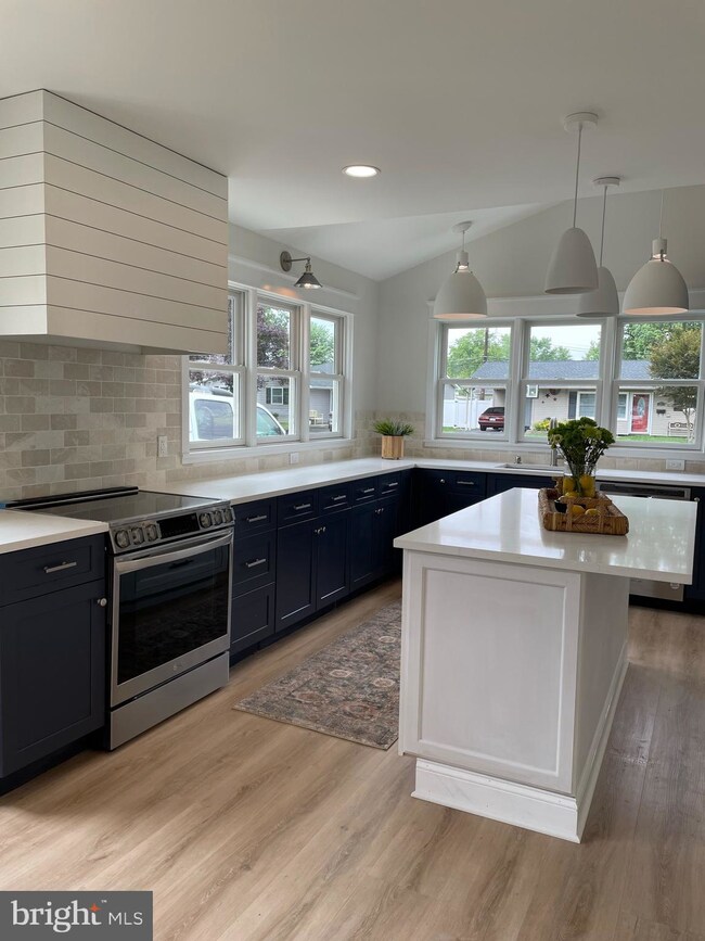 28 Gamewood Rd, Levittown, PA 19057 - photo 2