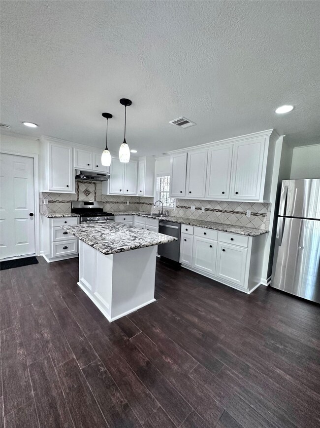 807 Hohl St, Houston, TX 77022 - photo 2