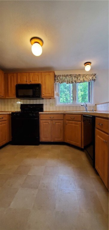 245 Scituate Vista Dr unit B, Cranston, RI 02921 - photo 2