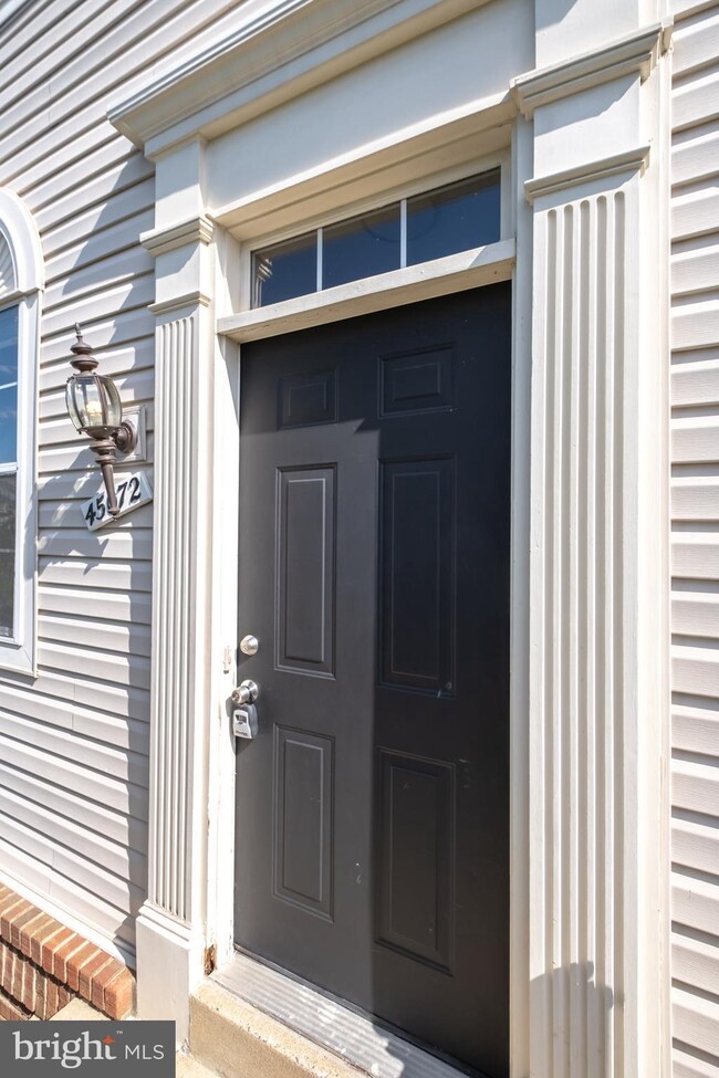 45072 University Dr, Ashburn, VA 20147 - photo 2